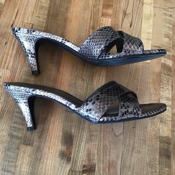 Naturalizer “Essex” faux snakeskin cross strap slip on 2.75” heels size 8.5 - Picture 8 of 9